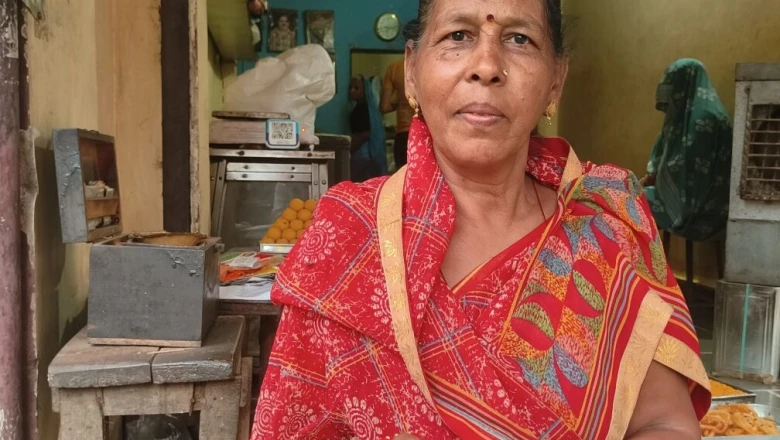 समय बदला पर दाम वही! चार पीढ़ियों से ₹10 में दही-बड़ा परोस रही किशन हलवाई की दुकान