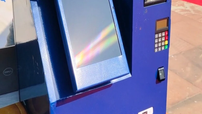 नोएडा के विजय सारदी का अनोखा मिनी ATM, आधार नंबर से निकलेगा पैसा और कराएगा कमाई