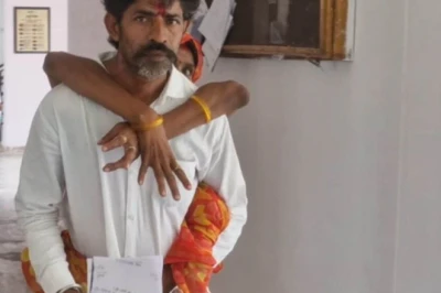 पति की पीठ पर सवार होकर जनसुनवाई पहुंची दिव्यांग महिला, कलेक्टर से बोली- 10 साल से न राशन मिला, न किसी योजना का लाभ