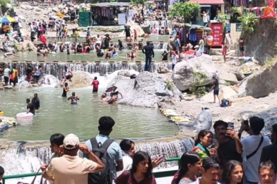 'यहां तो कश्मीर से भी ज्यादा खर्च', देहरादून पहुंचते ही पर्यटकों की जेब पर भारी मार, सुरेश बोले- बाहरी समझकर वसूली