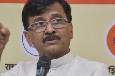बागी सांसदों पर बरसे संजय राउत- 'कभी रिक्शे में घूमने की हैसियत नहीं थी, अब चार्टर्ड विमान में उड़ रहे'