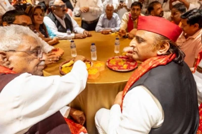 यूपी 2027: मायावती ने साधा OBC, अखिलेश यादव ब्राह्मण नेताओं संग बैठक में जुटे