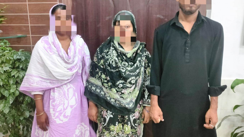 दूसरे के नाम पर यात्रा कर रहे तीन यात्री, एवं एक टिकट दलाल के विरुद्ध कार्रवाई
