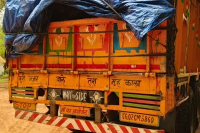 Mahasamund में पुष्पा स्टाइल में खैर लकड़ी की तस्करी का भंडाफोड़, 23 टन लकड़ी के साथ ट्रक ज़ब्त