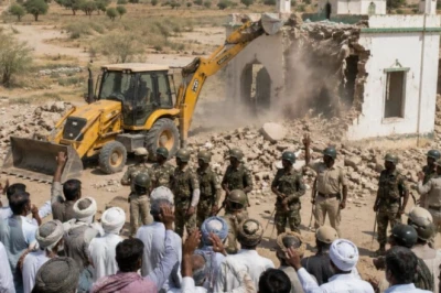 Barmer Encroachment Drive: बाड़मेर के गडरारोड में हटा अवैध कब्जा, ग्रामीणों ने लगाया मस्जिद गिराने का आरोप