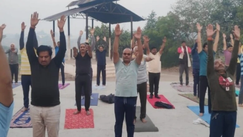 Khargone में योग का अनोखा अंदाज: डांस और म्यूजिक से बुजुर्गों की सेहत में हो रहा सुधार