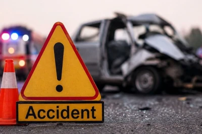 Umaria: Car ki takkar se bike sawar teen yuvakon ki maut, driver hirasat mein