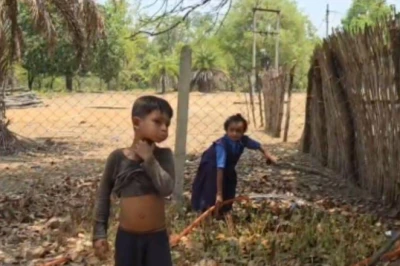 सिस्टम की लापरवाही का शिकार मासूम बच्चे, कचरा शेड में पढ़ने को मजबूर हैं छात्र