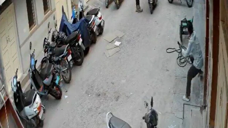 Bengaluru: मोबाइल छीनकर भाग रहे बदमाशों को रोकने के लिए मजदूर ने फेंकी बोरी, एक की हार्ट अटैक से मौत