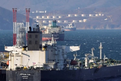 Hormuz Strait खुलने के बावजूद दुनिया पर मंडरा रहा है तेल संकट, 1 अरब बैरल से ज्यादा क्रूड ऑयल गायब