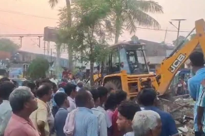 Munger ke Purabsarai mein chala atikraman hatao abhiyan, chali JCB