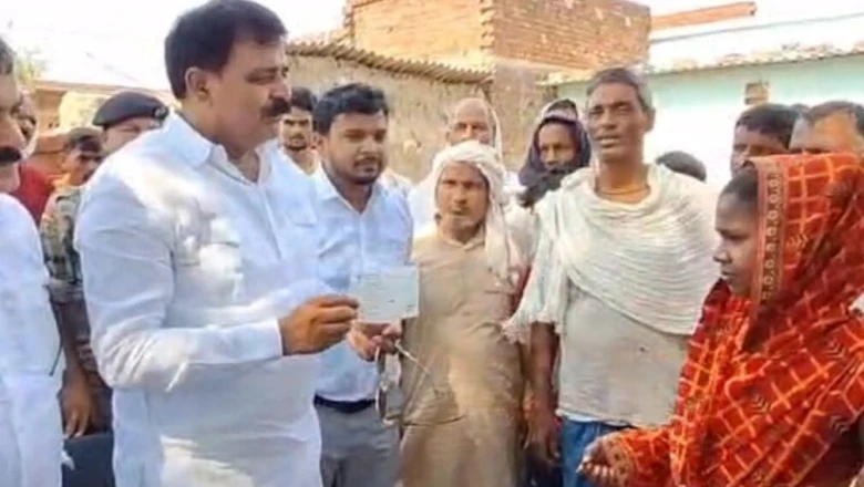 कैमूर: तालाब में डूबने से 3 बच्चों की गई जान, मंत्री जमा खान ने परिवारों को सौंपी 12 लाख की सहायता राशि