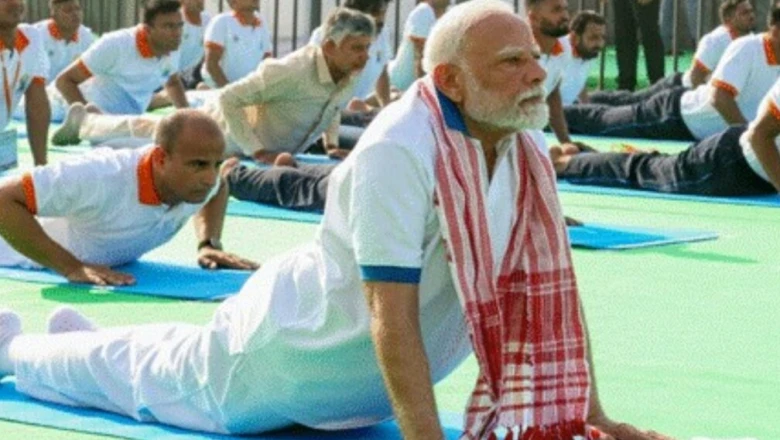 International Yoga Day: आज पूरी दुनिया मना रही योग दिवस, कोलकाता से PM Modi देंगे फिटनेस का संदेश