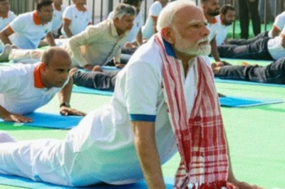 International Yoga Day: आज पूरी दुनिया मना रही योग दिवस, कोलकाता से PM Modi देंगे फिटनेस का संदेश