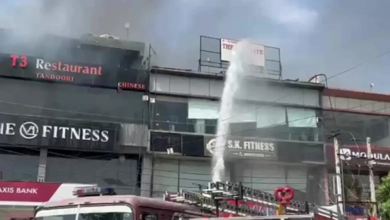 रोहतक में रेस्टोरेंट की छत पर धमाकों से दहला बाजार, सिलेंडर फटने से लगी भीषण आग