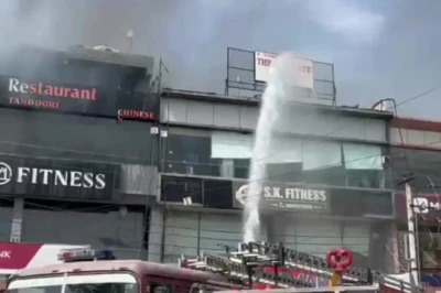 रोहतक में रेस्टोरेंट की छत पर धमाकों से दहला बाजार, सिलेंडर फटने से लगी भीषण आग