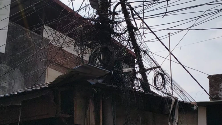 देहरादून में लटकते तारों का जाल बना मौत का फंदा, व्यापारियों की जान पर हर वक्त मंडराता है खतरा