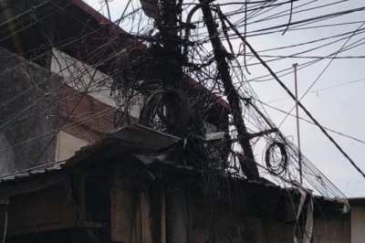देहरादून में लटकते तारों का जाल बना मौत का फंदा, व्यापारियों की जान पर हर वक्त मंडराता है खतरा
