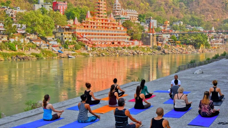 अंतरराष्ट्रीय योग दिवस 2026: योग सिखाकर हर महीने लाखों की कमाई का मौका, जानिए कैसे शुरू करें
