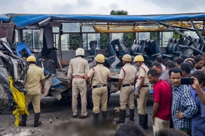 जलपाईगुड़ी सड़क हादसा: बस और ट्रक की टक्कर में 6 लोगों की मौत, 29 घायल