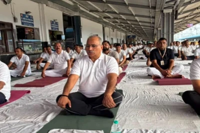अंतर्राष्ट्रीय योग दिवस: भोपाल के रेलवे स्टेशन पर पहली बार दिखा अनोखा नजारा, यात्रियों संग पुलिस ने किया योगाभ्यास