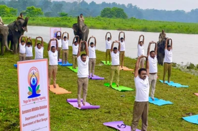 International Yoga Day 2026 LIVE: Kolkata में Narendra Modi 35000 लोगों के साथ करेंगे योग, Vijayawada में भी बड़ी तैयारी