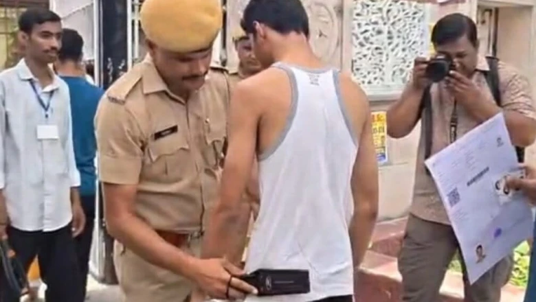 नीट यूजी री-एग्जाम: परीक्षा केंद्र पर अजब सख्ती, फुल बाजू शर्ट उतरवाकर बनियान में परीक्षा देने पहुंचा छात्र