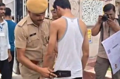 नीट यूजी री-एग्जाम: परीक्षा केंद्र पर अजब सख्ती, फुल बाजू शर्ट उतरवाकर बनियान में परीक्षा देने पहुंचा छात्र