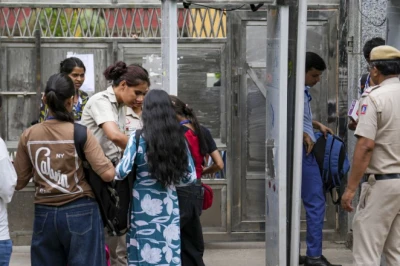 NEET UG री-एग्जाम 2026: लखनऊ में सुरक्षा के अभूतपूर्व इंतजाम, 75 केंद्रों पर भारी पुलिस बल तैनात