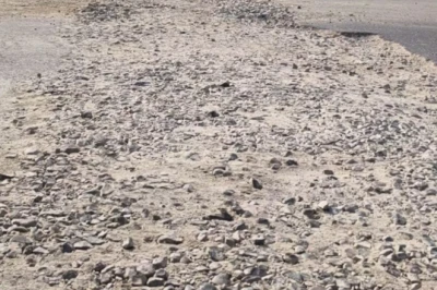 स्मार्ट सिटी देहरादून की बदहाल सड़कें, गड्ढों के बीच रेंगने को मजबूर हैं आम लोग