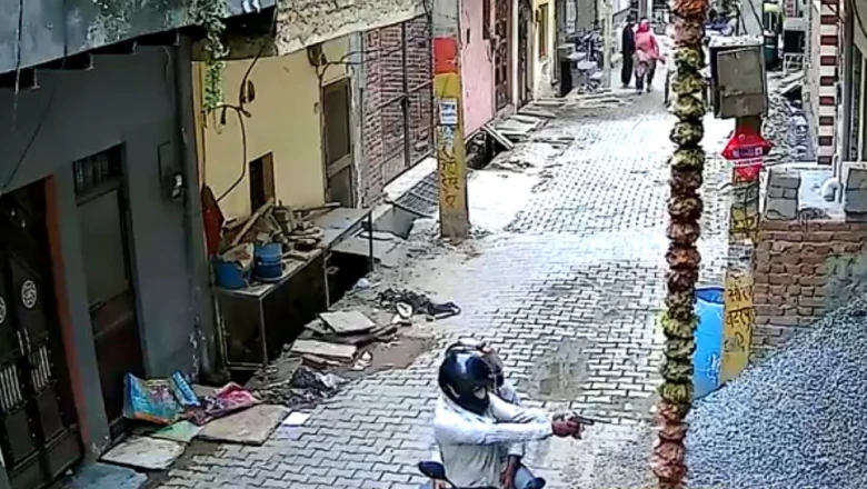 गाजियाबाद: बिल्डर के ऑफिस पर बदमाशों ने बरसाईं गोलियां, सीसीटीवी में कैद हुई वारदात