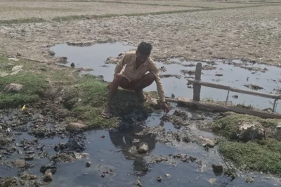 चंदौली में बदहाल सड़क और जलभराव से परेशान 2 हजार ग्रामीण, डेढ़ साल से निर्माण का इंतजार
