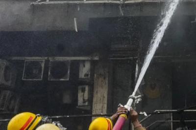 लखनऊ अग्निकांड: जान बचाने के लिए खिड़की से कूदे बच्चे, 15 की मौत से दहला अलीगंज