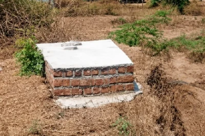 मध्य प्रदेश: मिट्टी के लालच में माफिया ने कब्रिस्तान पर चलाई जेसीबी, कब्रें धंसने से बाहर आए शव