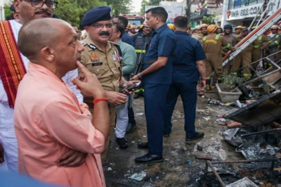 अलीगंज अग्निकांड पर एलडीए का कड़ा रुख, बिल्डिंग को गिराने का नोटिस जारी
