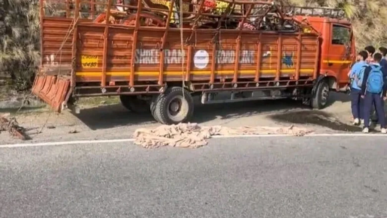 शिमला के ठियोग में दर्दनाक सड़क हादसा, ट्रक पलटने से एक की मौत, 23 लोग घायल
