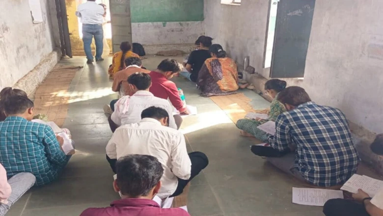 मुरैना में भोज यूनिवर्सिटी की परीक्षा में भारी अव्यवस्था, जमीन पर बैठकर नकल करते दिखे छात्र
