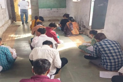 मुरैना में भोज यूनिवर्सिटी की परीक्षा में भारी अव्यवस्था, जमीन पर बैठकर नकल करते दिखे छात्र