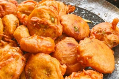 मऊ का अनोखा जायका: सिर्फ 9 रुपये में मिल रही टमाटर वाली आलू टिक्की, 50 साल से बरकरार है स्वाद का जादू