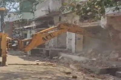 रायपुर: सेंट पॉल स्कूल परिसर में बुलडोजर से ढहाया गया सामुदायिक भवन, भारी पुलिस बल तैनात