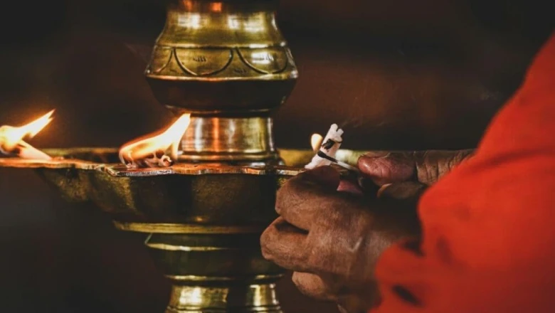 मंदिर में दीपक जलाने के सही नियम और विधि, जानें क्या कहती है मान्यता