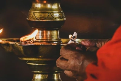 मंदिर में दीपक जलाने के सही नियम और विधि, जानें क्या कहती है मान्यता