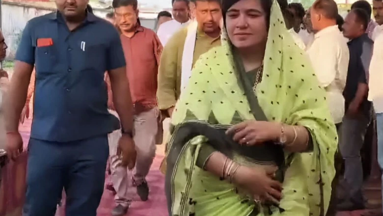 सीधी में दिव्यांग महिला का विधायक के पैर पकड़ना चर्चा का विषय, बैटरी वाली ट्राई साइकिल की है मांग
