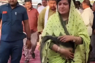सीधी में दिव्यांग महिला का विधायक के पैर पकड़ना चर्चा का विषय, बैटरी वाली ट्राई साइकिल की है मांग