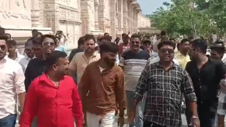 उज्जैन: महाकाल मंदिर में वीआईपी संस्कृति के खिलाफ विश्व हिंदू परिषद और बजरंग दल का प्रदर्शन