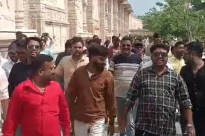 उज्जैन: महाकाल मंदिर में वीआईपी संस्कृति के खिलाफ विश्व हिंदू परिषद और बजरंग दल का प्रदर्शन