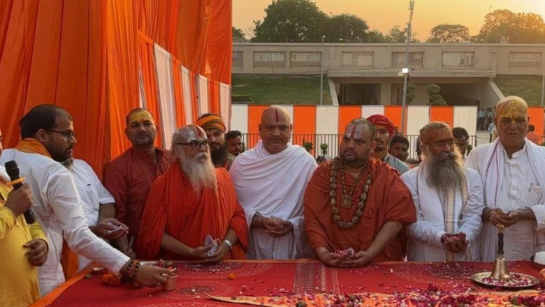 अयोध्या: राम मंदिर परिसर में शेषावतार मंदिर पर लहराया ध्वज, गूंजे जयकारे, उपमुख्यमंत्रियों का दौरा रद्द