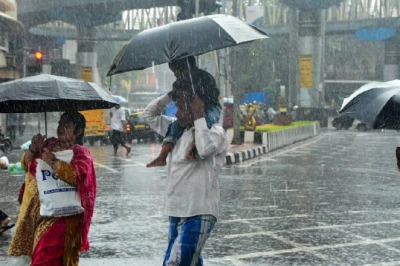 आज का मौसम: मुंबई में भारी बारिश का रेड अलर्ट, दिल्ली में गर्मी का प्रकोप जारी