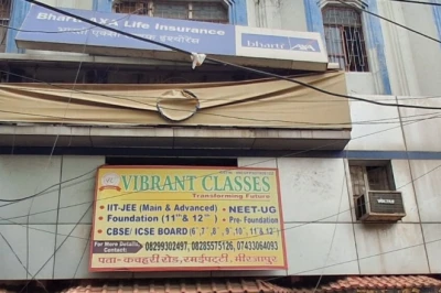 लखनऊ अग्निकांड के बाद जागा प्रशासन, मिर्जापुर में कोचिंग संस्थानों पर बड़ी कार्रवाई