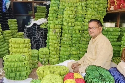 सावन के रंग में रंगा फिरोजाबाद, हरी चूड़ियों की भारी मांग से व्यापारियों के खिले चेहरे